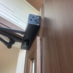 強風で玄関ドアが「への字」に…皆様もお気をつけください