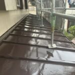 瓦棒屋根の補修後、塗装工事を行いました