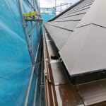 新築工事にて雨樋落ち葉除けシートの取付作業をご紹介